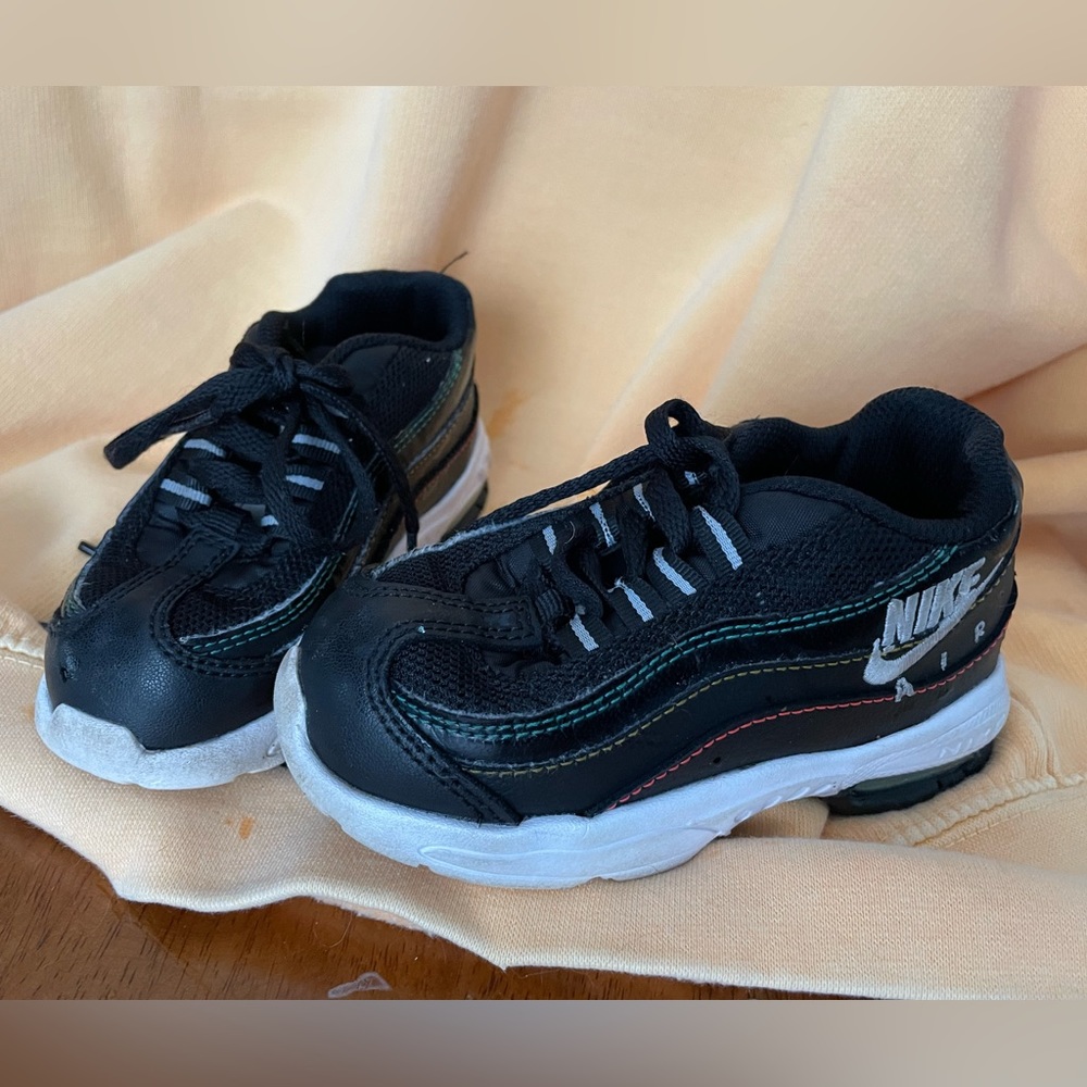 Used Nike air toddler size 7 with laces